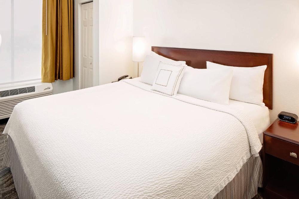 King Suite with Bathtub and Sofa Bed - Mobility Access interior